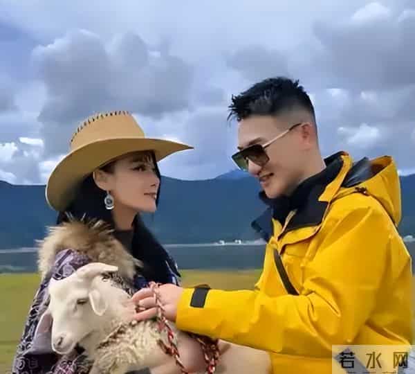 张馨予一人在家吃长毛的蘑菇酱，胃里翻江倒海，老公何捷在校上班