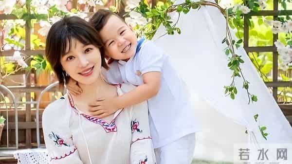 央视主持人胡蝶：31岁嫁大12岁陆川，婚后长期分居生下一儿一女