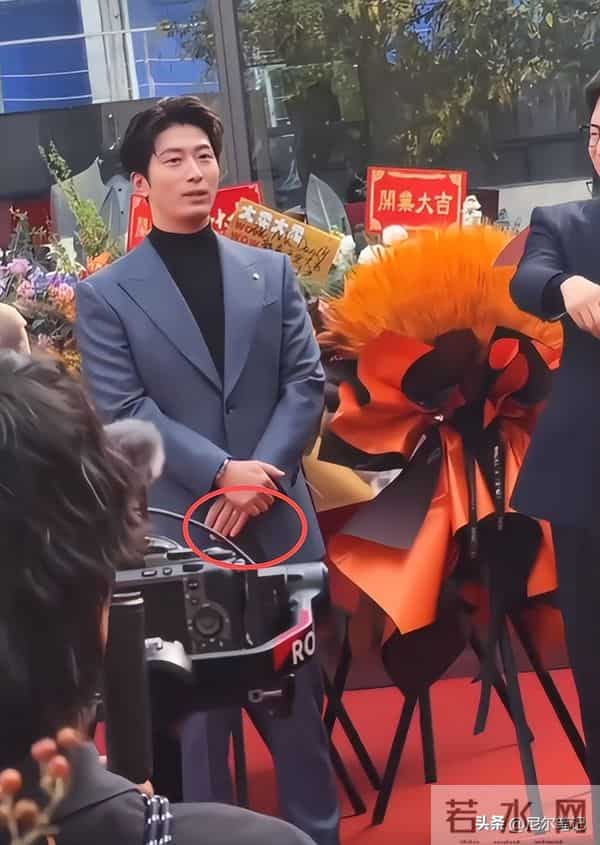 窦骁婚变风波后再现身，面容浮肿眼还小、颜值暴跌，左手仍戴婚戒