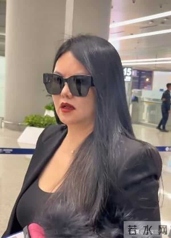 李湘胖到弯不下脖子，机场罕用便宜货，被人搭话她不理还嘲讽冷哼