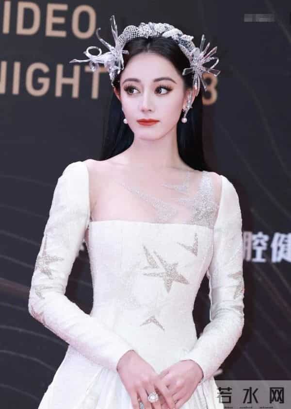 曝内娱红毯“潜规则”,刘亦菲造型折腾26次,迪丽热巴不受待见