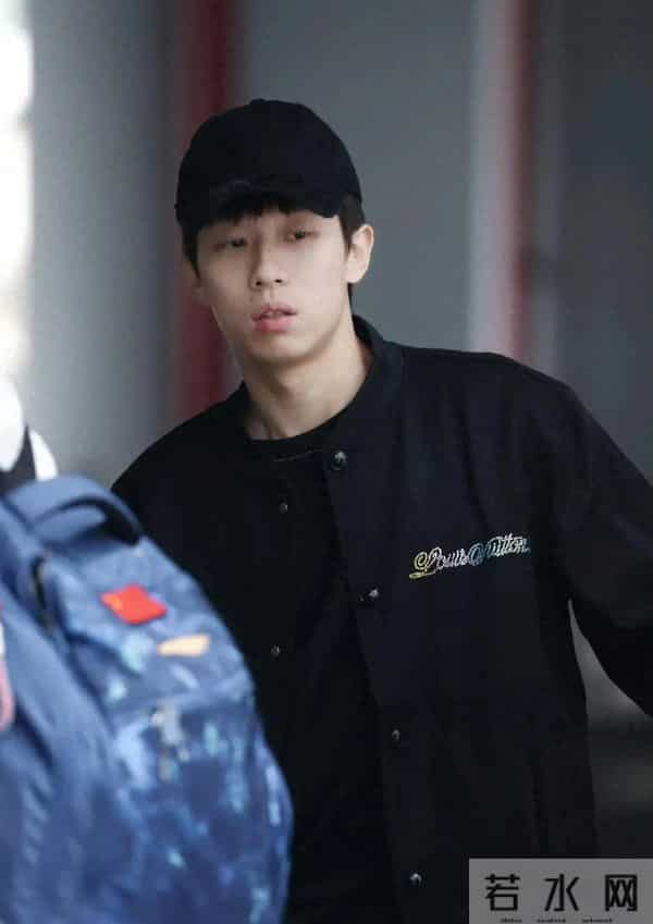 林高远全运会机场造型，全黑穿搭，风格随性又酷又帅