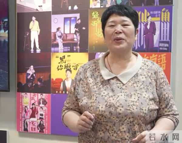 尴尬!房主任抱杨幂引争议,被吐槽没有边界感,杨幂嫌弃写在脸上