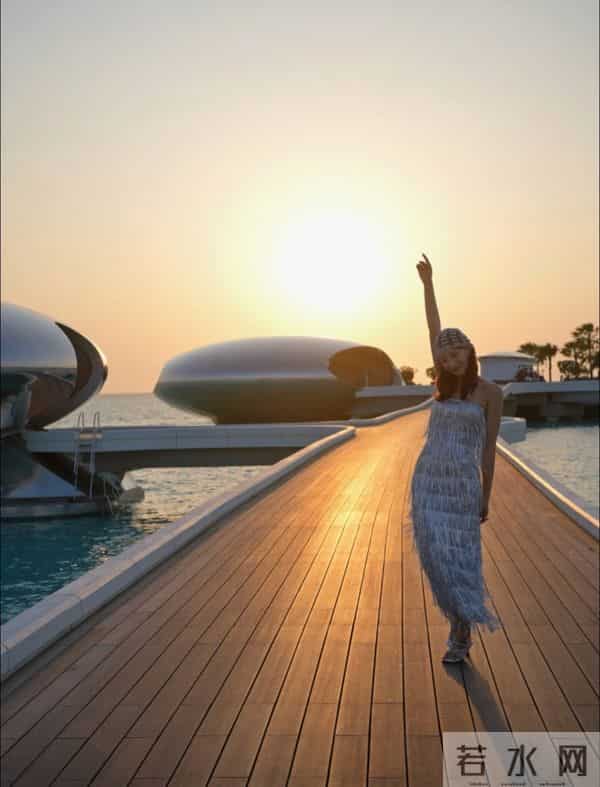 陈赫前妻沙特过39岁生日，许婧和老公漫步秀身材，男方185有胸肌