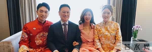 李嘉欣姐姐在上海参加继子婚礼,被敬茶笑不拢嘴,15岁儿子罕露脸