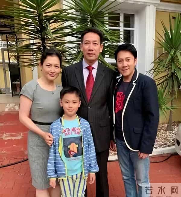 蔡国庆的两个儿子个个英俊，大儿子已经14岁，身高迅速接近父亲