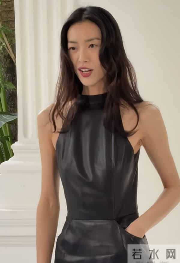 刘雯出席香奈儿大秀，一袭黑皮裙瘦到像纸片人，脸颊无肉毫无美感