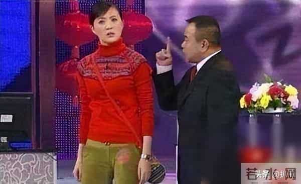 她是冯巩御用老婆，连登五年春晚后精神失常，如今50岁的她怎样了