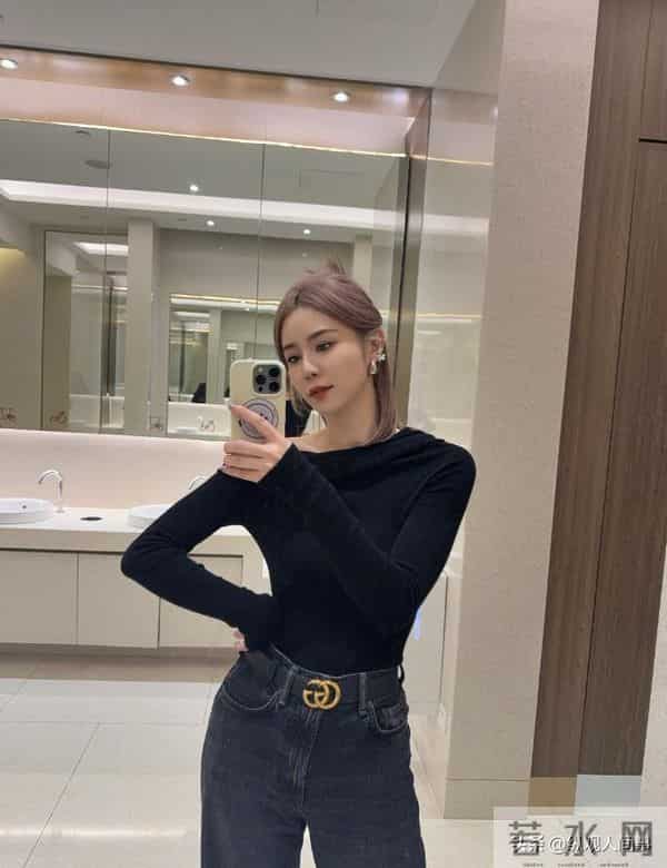 林峯上海演唱会，和张馨月贴脸搂抱亲密，舞台上疯狂顶胯被骂惨