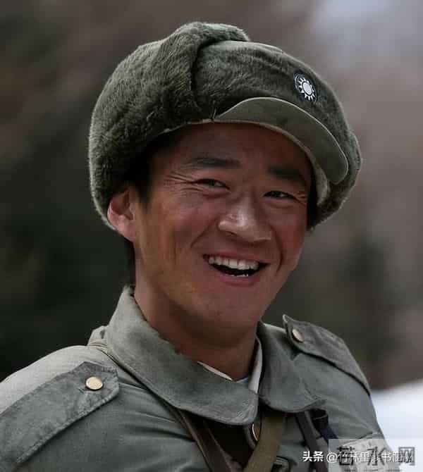 知名演员无戏可拍，回老家摆摊卖炒面，张颂文一句话揭开内娱真相