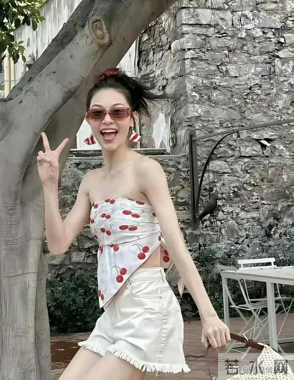 钟楚曦这个LV方巾抹胸看起来时尚又漂亮，太卡身材了吧