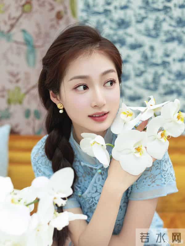 中传校花冯琳当主持人啦！不愧是最美领读员 这颜值不比明星差