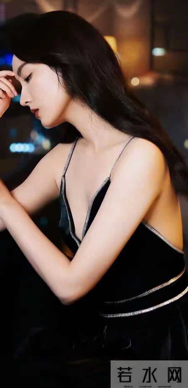 吕一，肤白貌美，体态丰腴：写真欣赏。