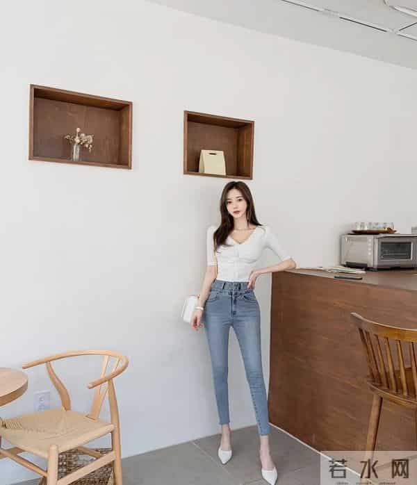 孙允珠 绞花碧螺白上衣修身牛仔裤