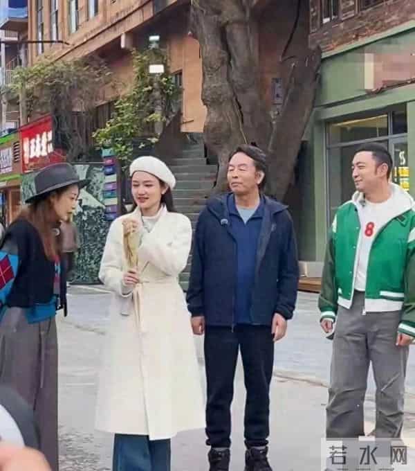 郑州偶遇龙洋，她真的好美啊，穿着白色风衣，亭亭玉立，美呆了