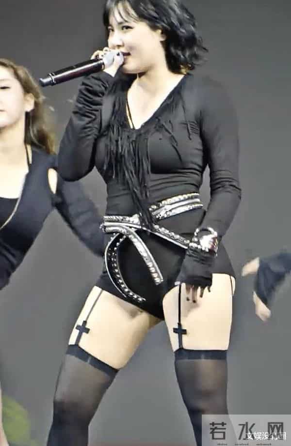 泫雅晒最新体重,从53减到了49公斤,网友:瘦了好多,尤其是腿!