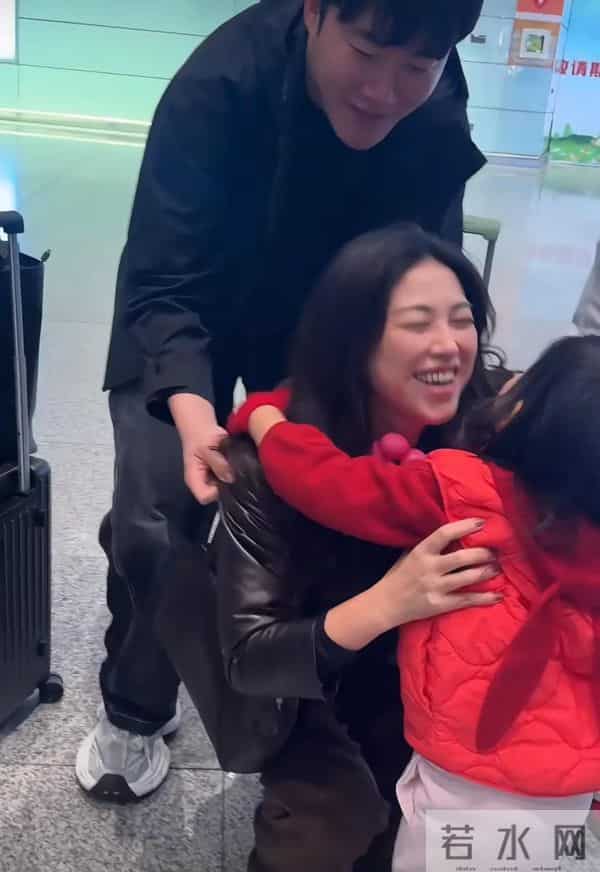 朱珠现身机场,不停撩拨头发被吐槽,女儿王珠宝接机把她扑倒了