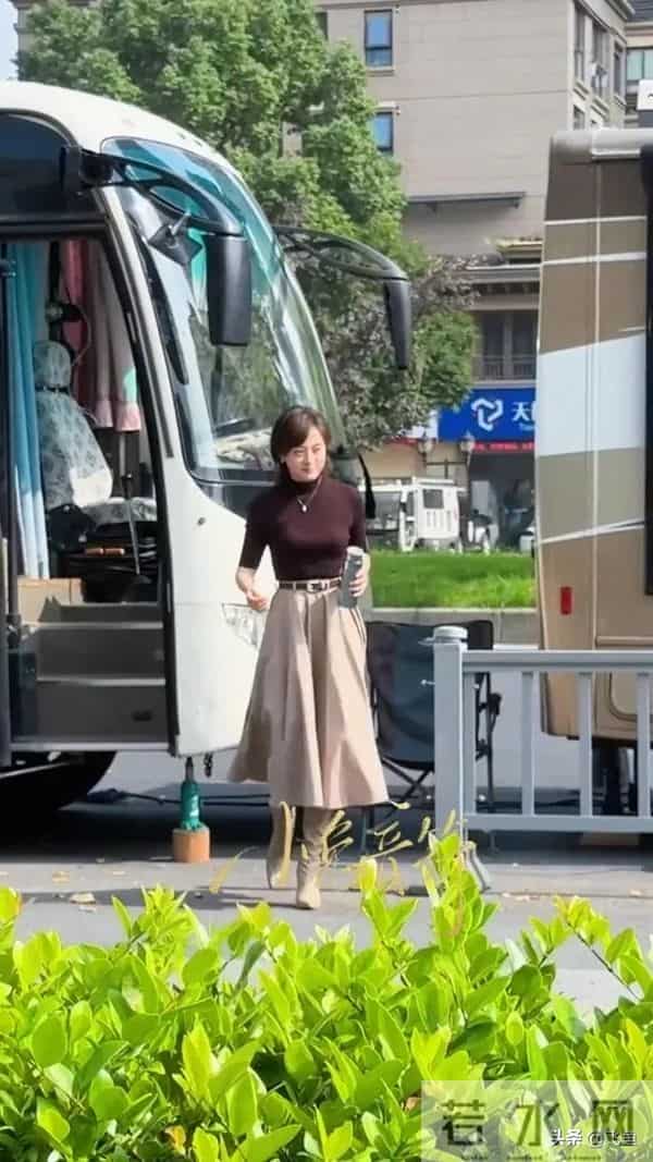 43岁孙俪被偶遇，打扮的很知性，身材真的很好，手里拿着保温杯。