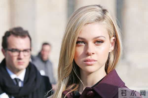 50岁贝克汉姆带妻儿领勋章,14岁小七好漂亮,布鲁克林依旧没露面