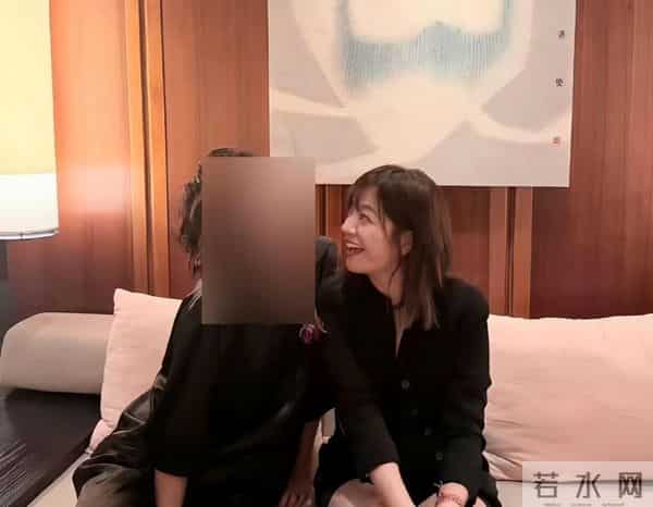 面相又变了！50岁赵薇近照曝光，婚礼上用心打扮，却走不了回头路