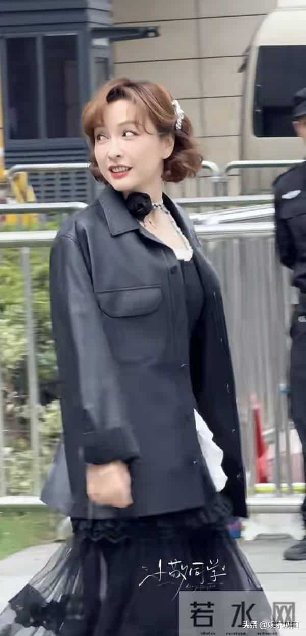 吴昕今日上班路透,皮衣黑裙配小卷发,造型好洋气,越来越美了