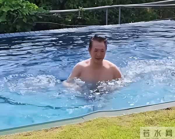 62岁李连杰豪宅游泳，脱光上衣自证清白，大腹便便并无刀疤