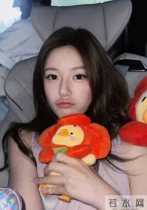 看到赵露思背上那一片膏药贴，真的好让人心疼。