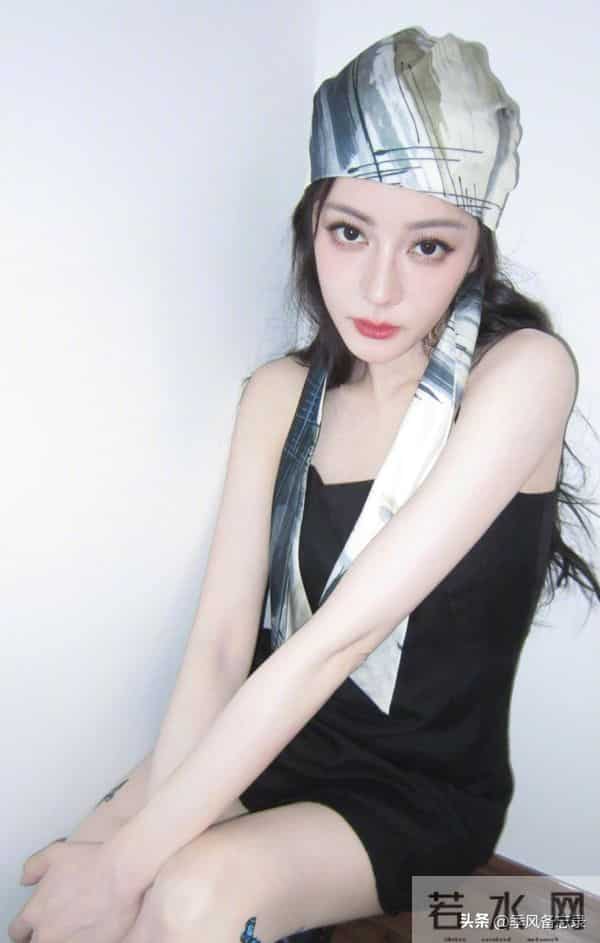 迪丽热巴罕见的肉丝美腿，还挺性感