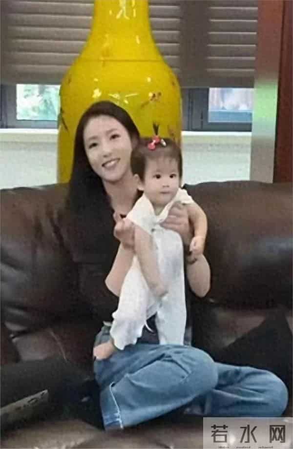 李云霄晒在家哄娃照,休闲装穿出20岁少女感,完美冻龄女神!