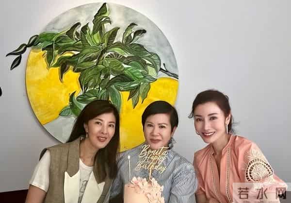李嘉欣姐姐在上海参加继子婚礼,被敬茶笑不拢嘴,15岁儿子罕露脸