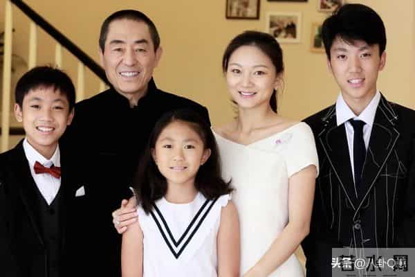 恩爱25年难敌岁月残酷！74岁张艺谋瘦弱如柴，43岁陈婷仍娇美如花