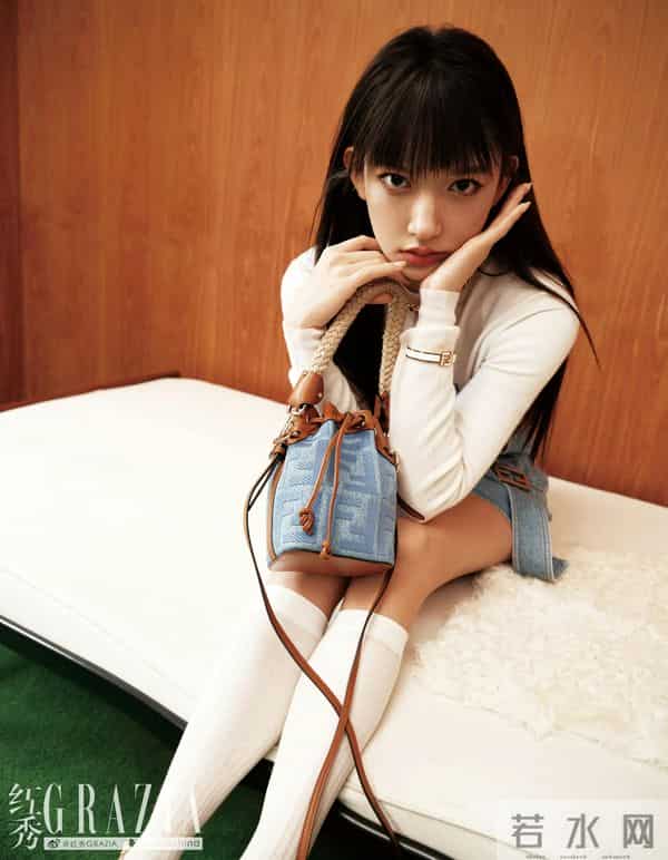 程潇美腿小白袜写真，感觉程潇香香嫩嫩的