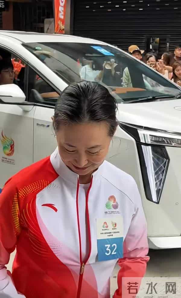 何超琼穿运动装亮相澳门街头，虽有皱纹白发，气质依旧优雅！