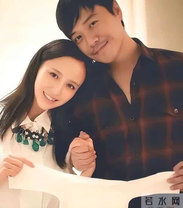 佟丽娅在深圳扫购黄金！头发稀少假发明显，满胳膊黄金手串太吸睛