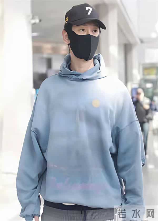 黄晓明现身机场，裤子半掉着卫衣一裹，没人懂，但谁都多看了两眼