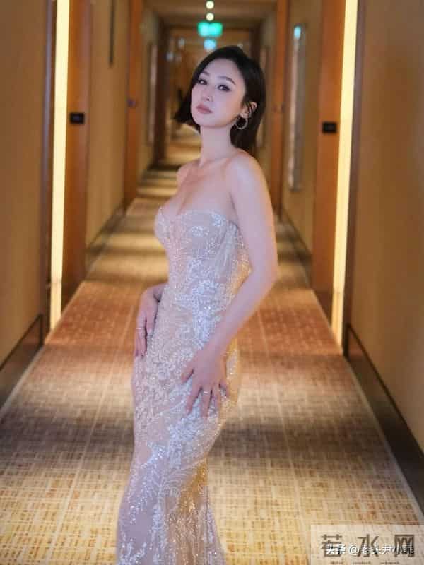 高海宁拍摄海报花絮惊现排骨胸,希腊女神装澎拜身材瞬间消失