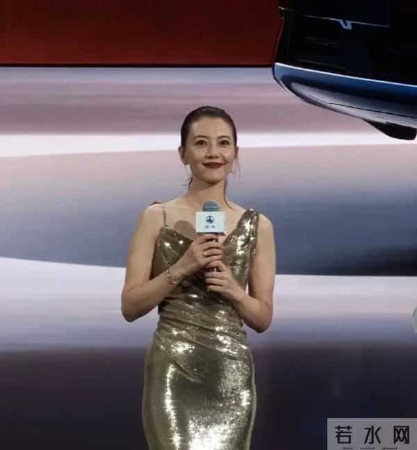 45岁的高圆圆 跌落神坛了 她穿紧身的鎏金裙小肚腩突出，法令纹明显