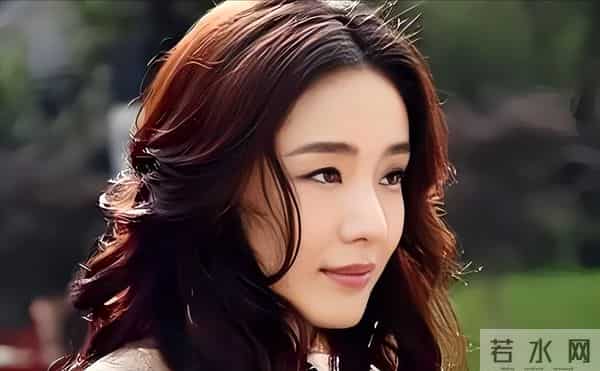 曾被张艺谋力捧,火后与富豪卷款61亿逃亡国外,大佬被抓她后悔吗