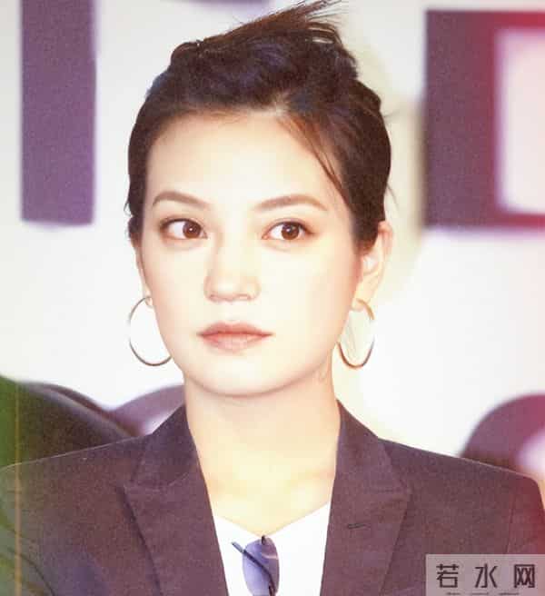 面相又变了！50岁赵薇近照曝光，婚礼上用心打扮，却走不了回头路