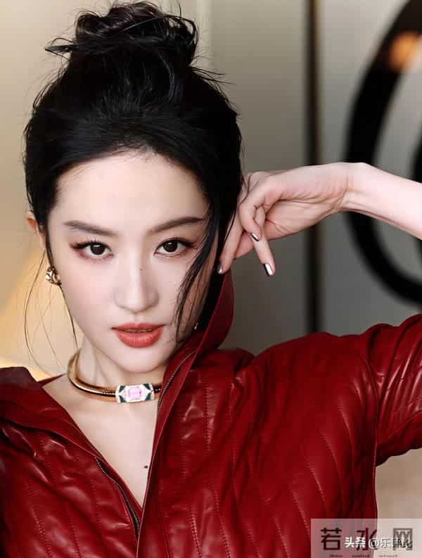 刘亦菲，短裙高跟，美丽飒爽！