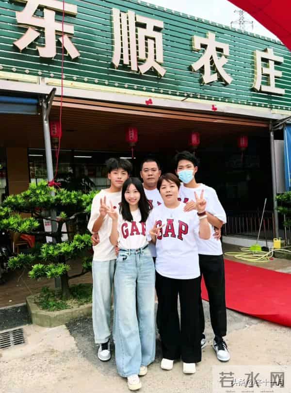 叶锐聪知冷知热一行为心疼妈妈，东姐开直播订行程将赴四川陪儿子