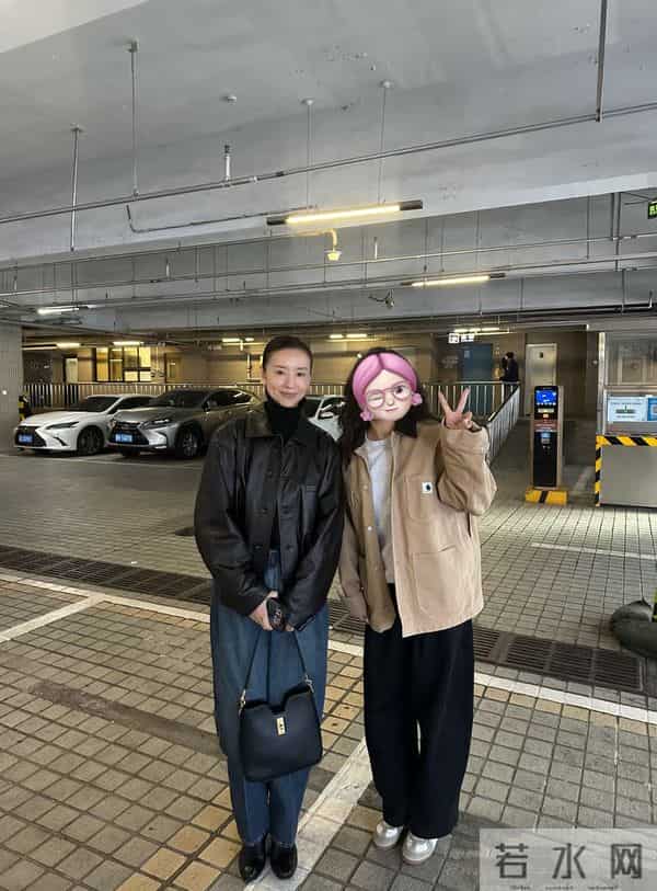 45岁董洁巡店被偶遇,本人皮肉松弛、个子不高,穿搭简洁气质好