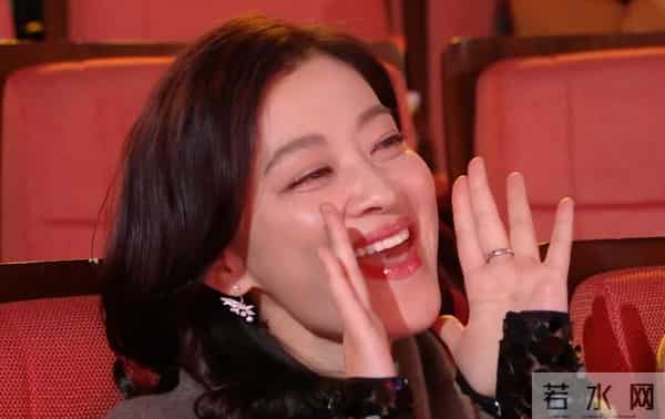 何炅主持生涯迈入第30年，齐思钧献花致敬，王鹤棣在台下鼓掌欢呼