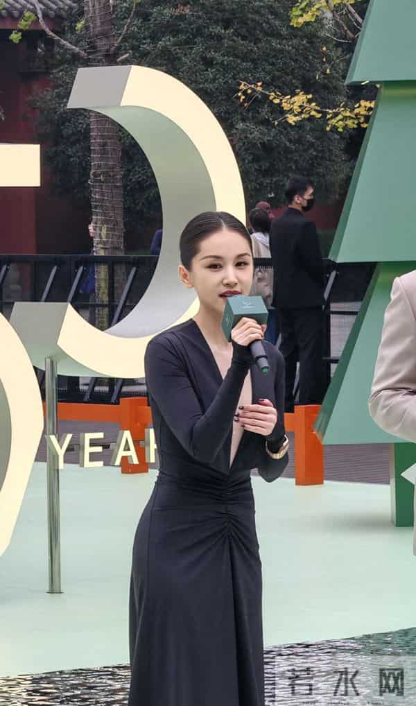 成都太古里偶遇王子文，真人又瘦又美，比电视上还漂亮！