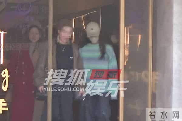 李小冉会友吃火锅 穿针织衫牛仔裤松弛感拉满