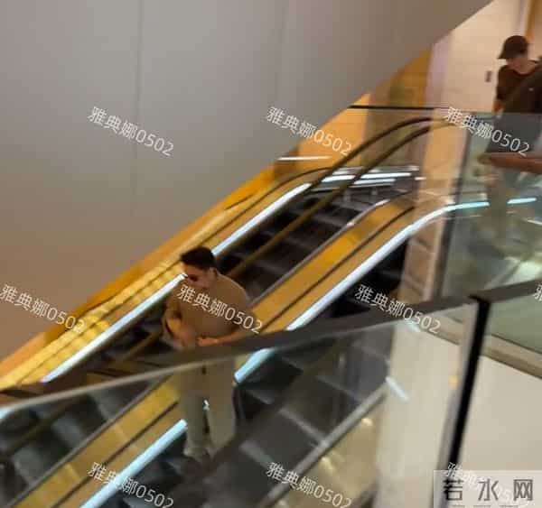 香港偶遇谢霆锋和大儿子,谢霆锋好帅好年轻Lucas很乖很崇拜爸爸