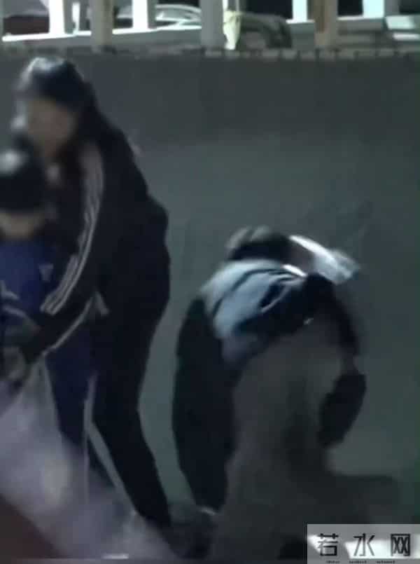 刘诗诗带儿子和朋友聚餐，6岁步步和玩伴打架 刘诗诗拉架险被绊倒