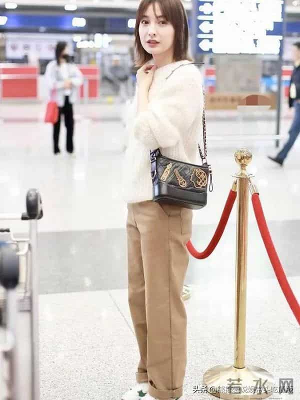 吴昕机场私服越来越简约！穿米白毛衣+直筒裤，时髦又减龄！