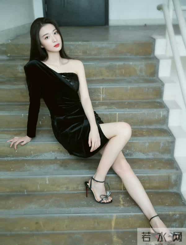 王楚然 美腿修长 透明高跟露出脚趾缝