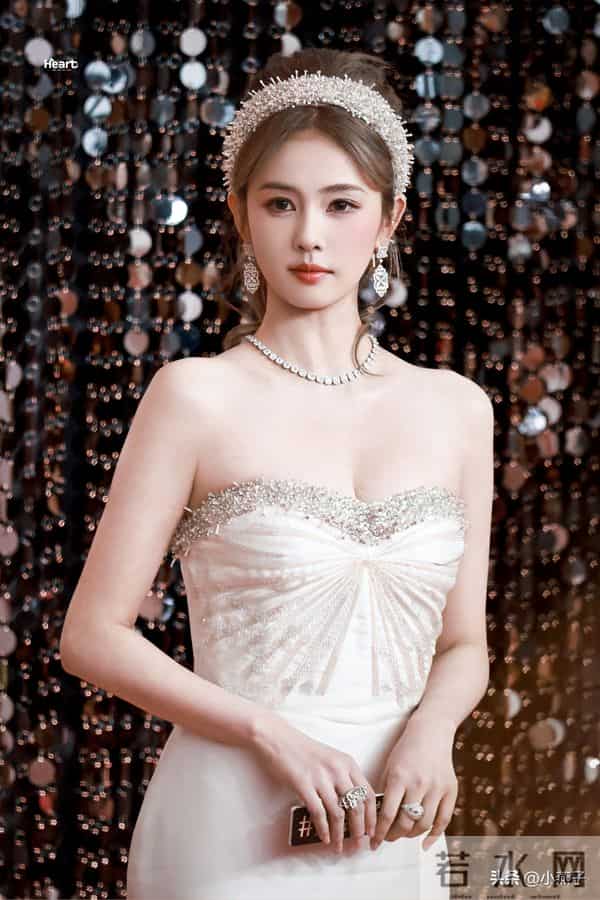 哇塞！白鹿的身材超有料性感迷人瘦而不柴、天使的容颜魔鬼的身材